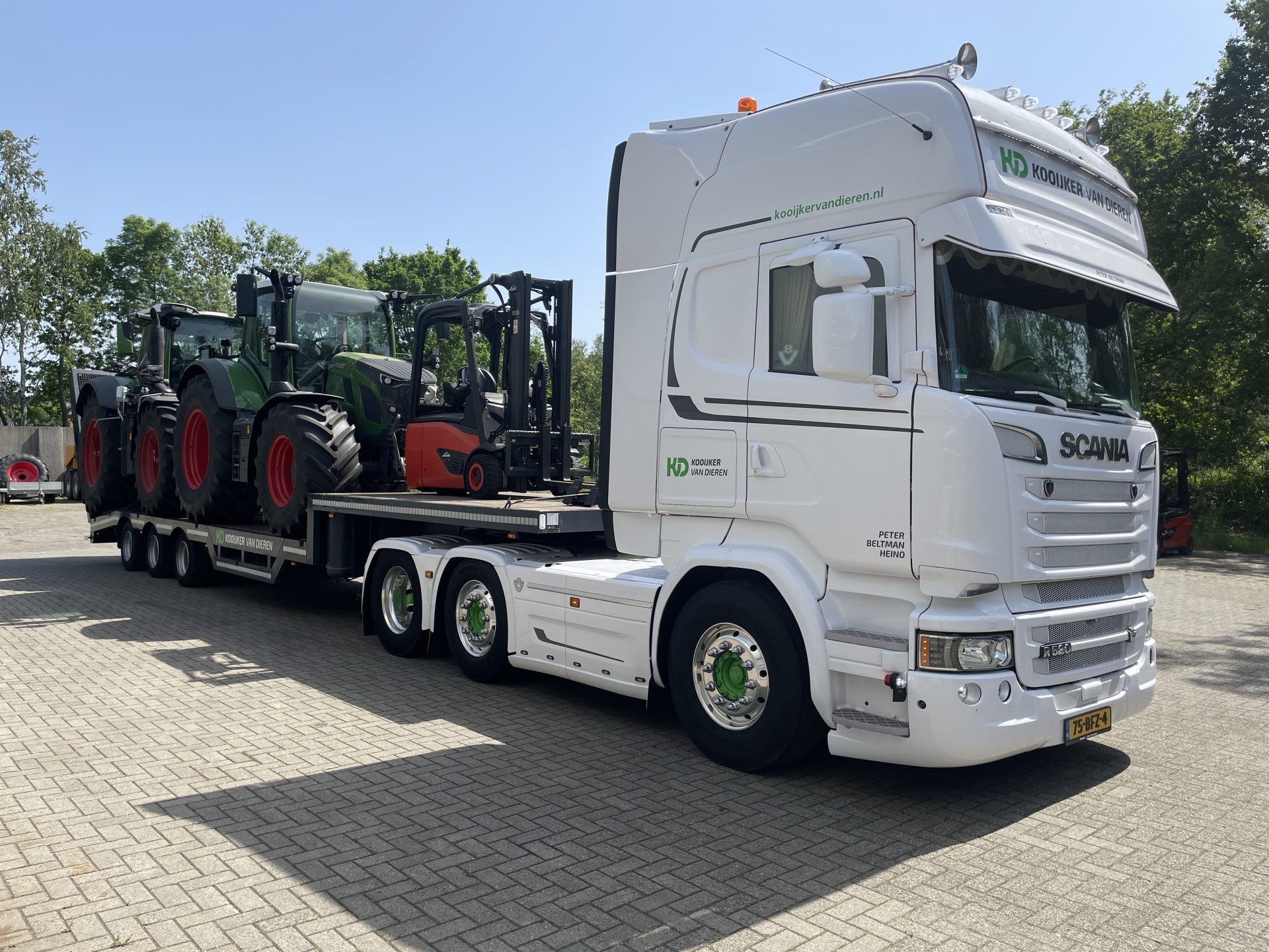 Vrachtwagen met dieplader van Kooijker van Dieren