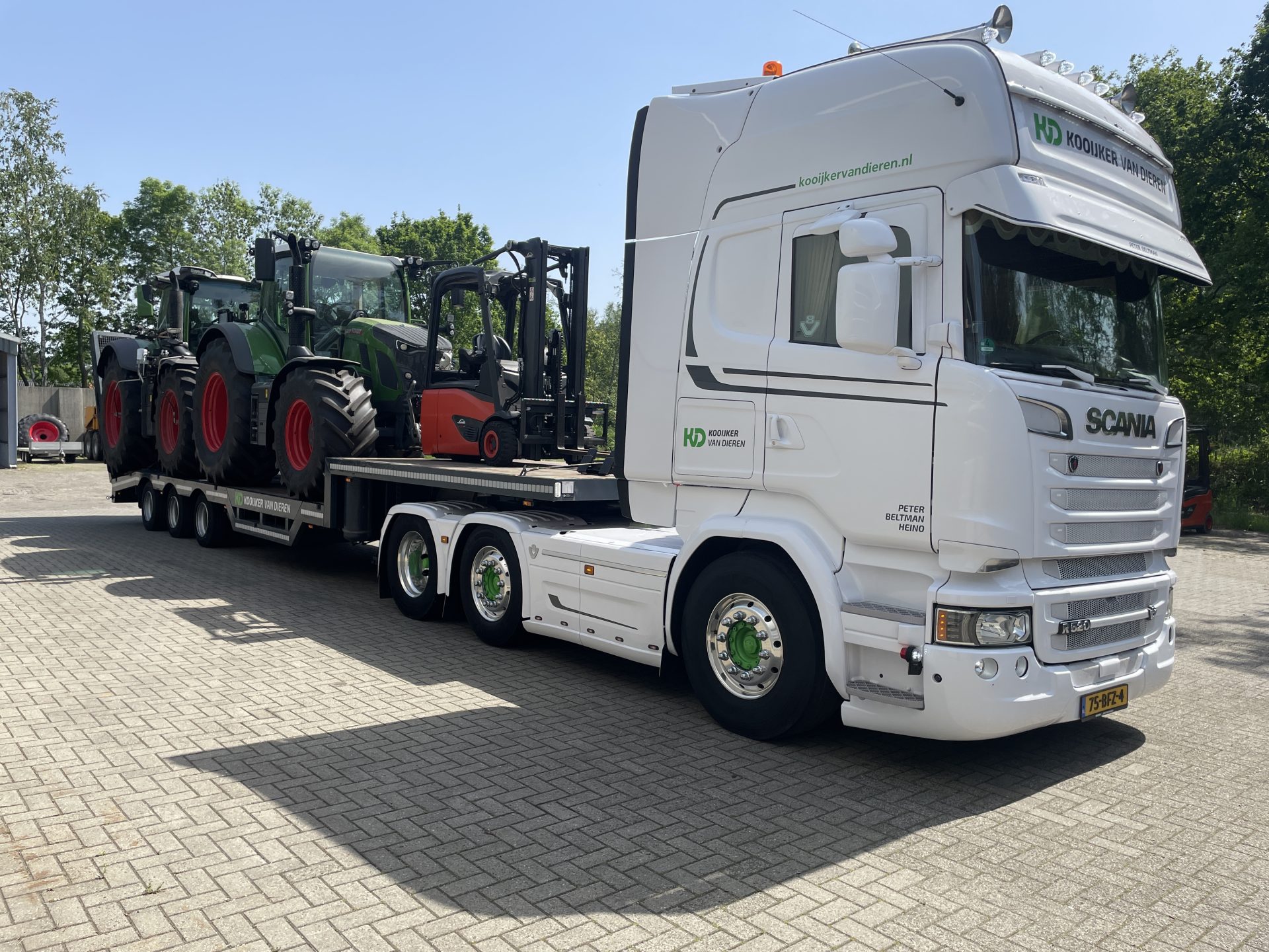 Vrachtwagen met semidieplader van Kooijker van Dieren