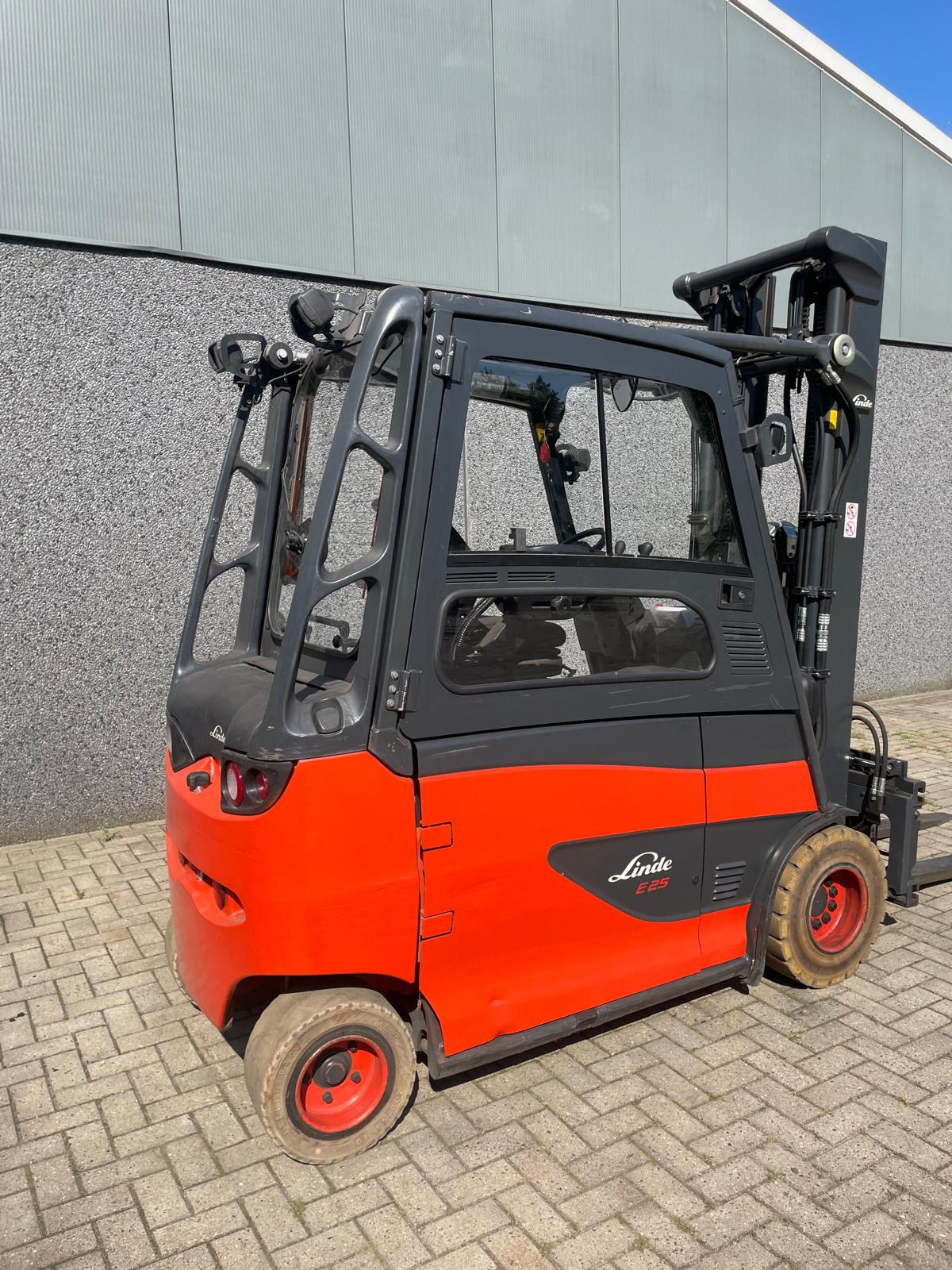 Linde E25 HL-01/600 elektrische heftruck 2.500 kg met cabine – foto 2 van 14
