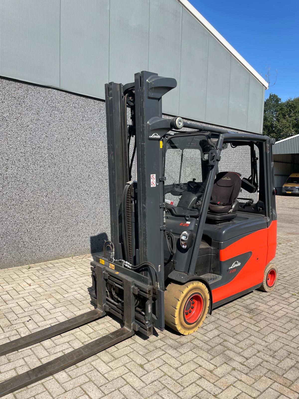 Linde E25 HL-01/600 elektrische heftruck 2.500 kg met cabine – foto 12 van 14