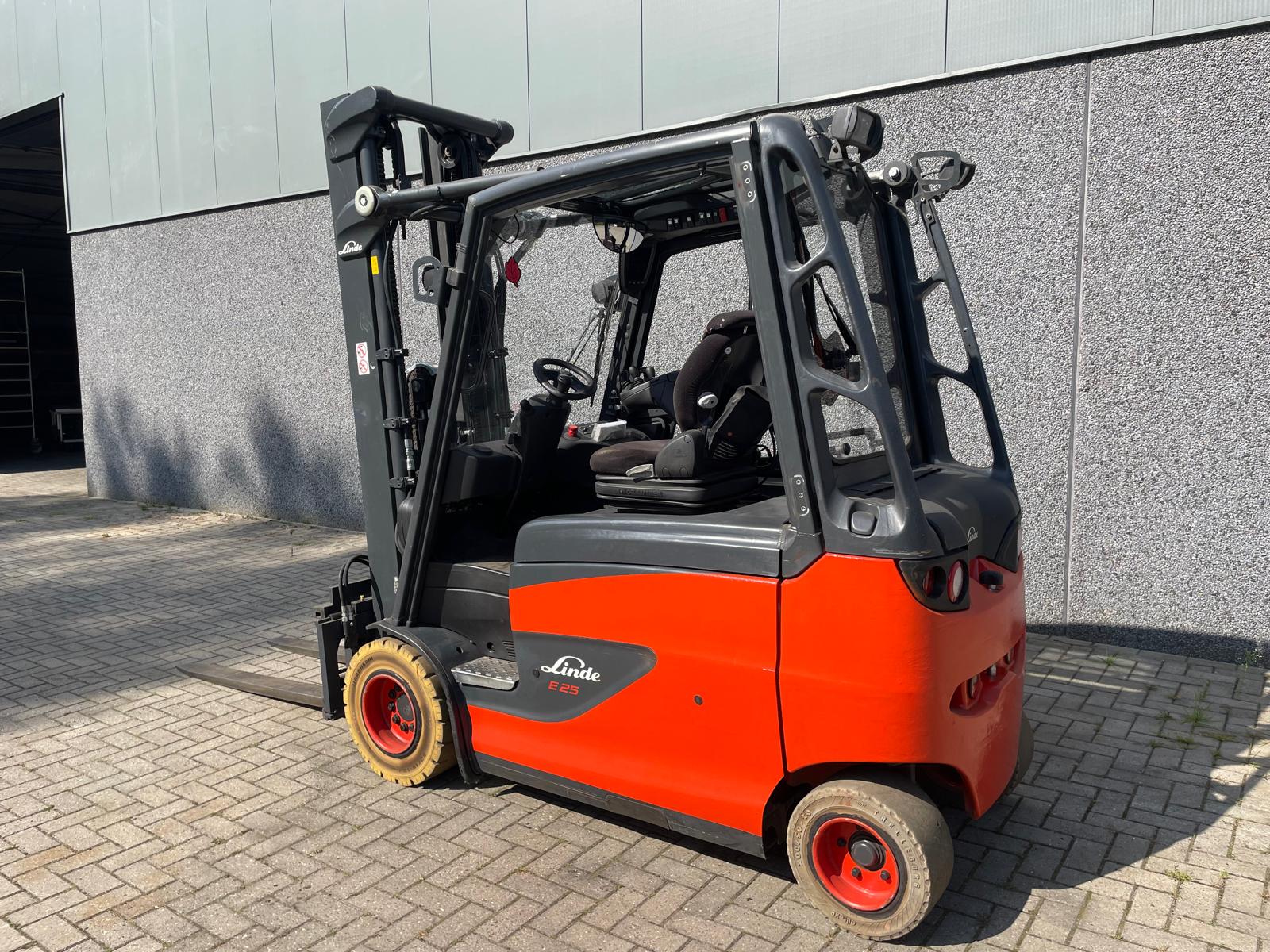 Linde E25 HL-01/600 elektrische heftruck 2.500 kg met cabine – foto 4 van 14
