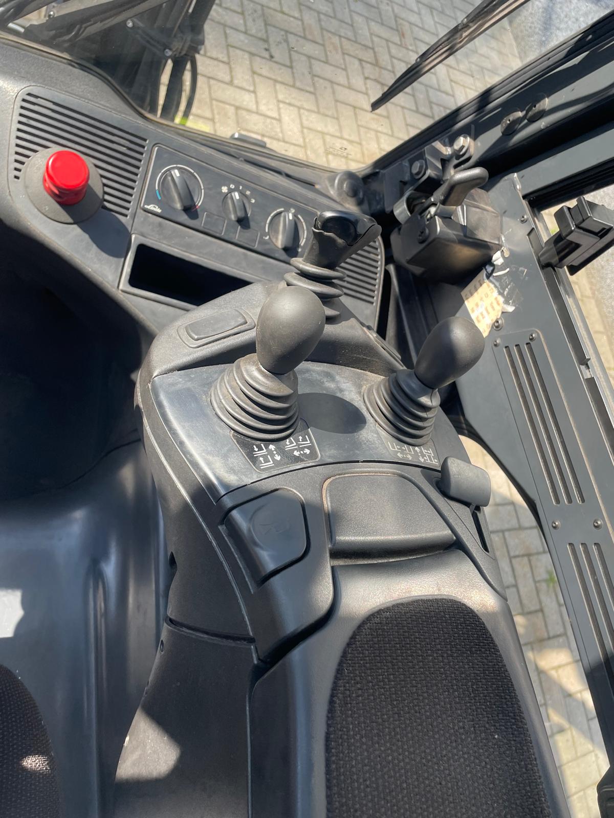 Linde E25 HL-01/600 elektrische heftruck 2.500 kg met cabine – foto 5 van 14