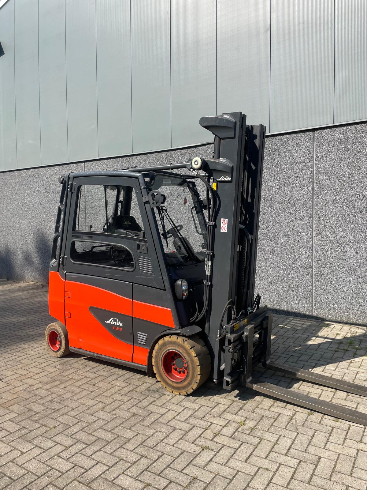 Linde E25 HL-01/600 elektrische heftruck 2.500 kg met cabine – foto 6 van 14