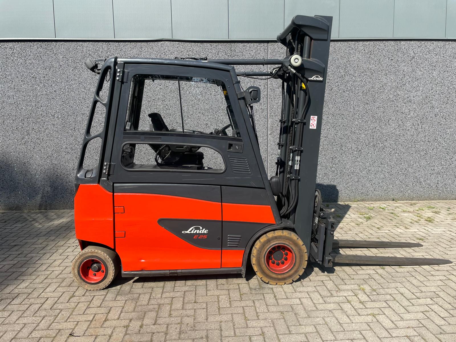 Linde E25 HL-01/600 elektrische heftruck 2.500 kg met cabine – foto 1 van 14