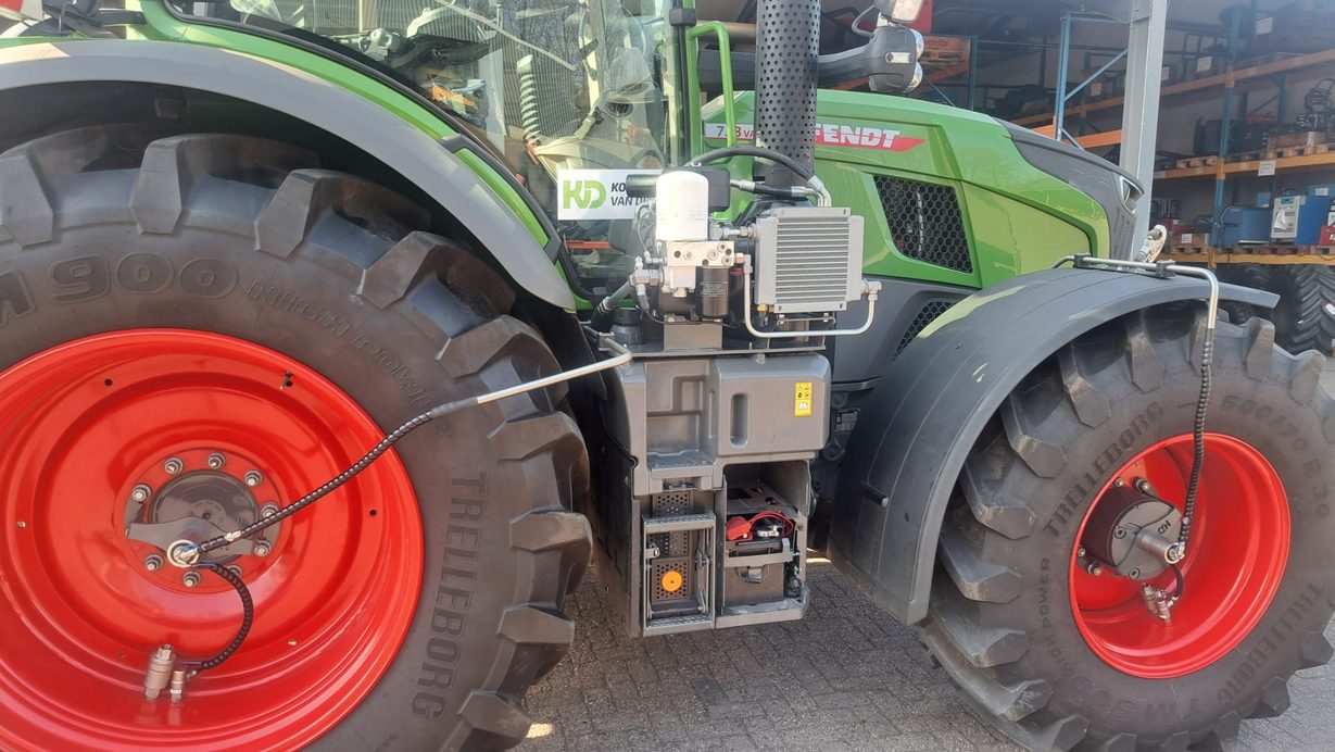 Oliegekoelde schroefcompressor gemonteerd op een Fendt trekker