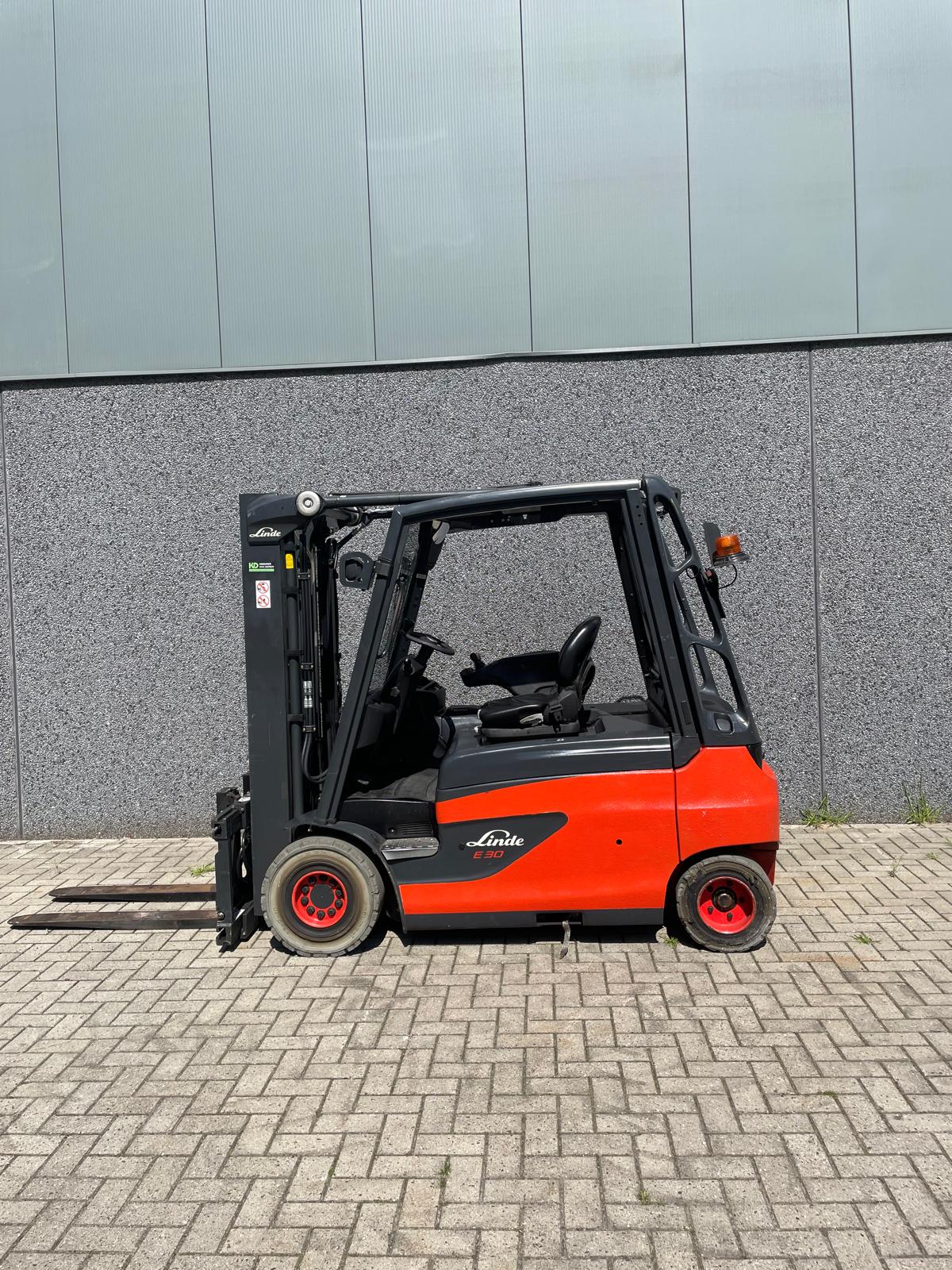 Linde E30L-01 elektrische heftruck 3.000 kg met vorkversteller – foto 1 van 9