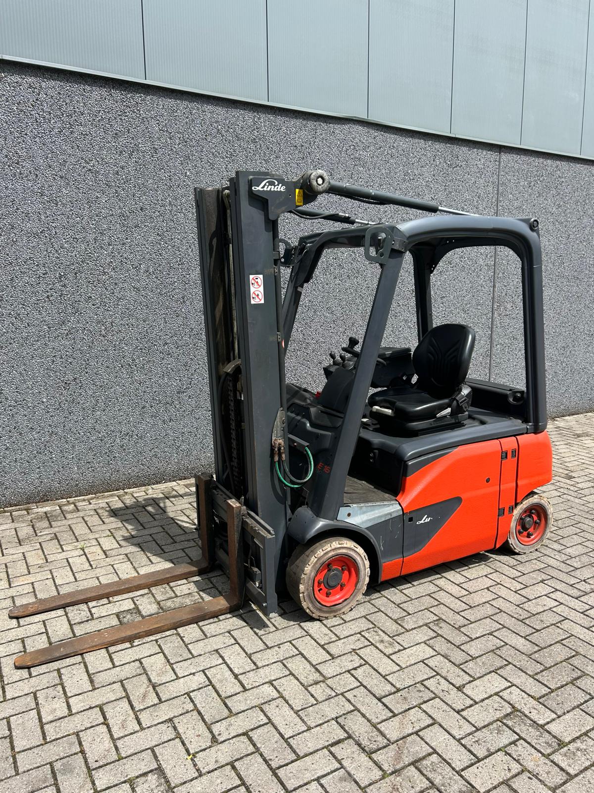 Linde E16P-02 elektrische heftruck 1.600 kg met triplomast – foto 1 van 8