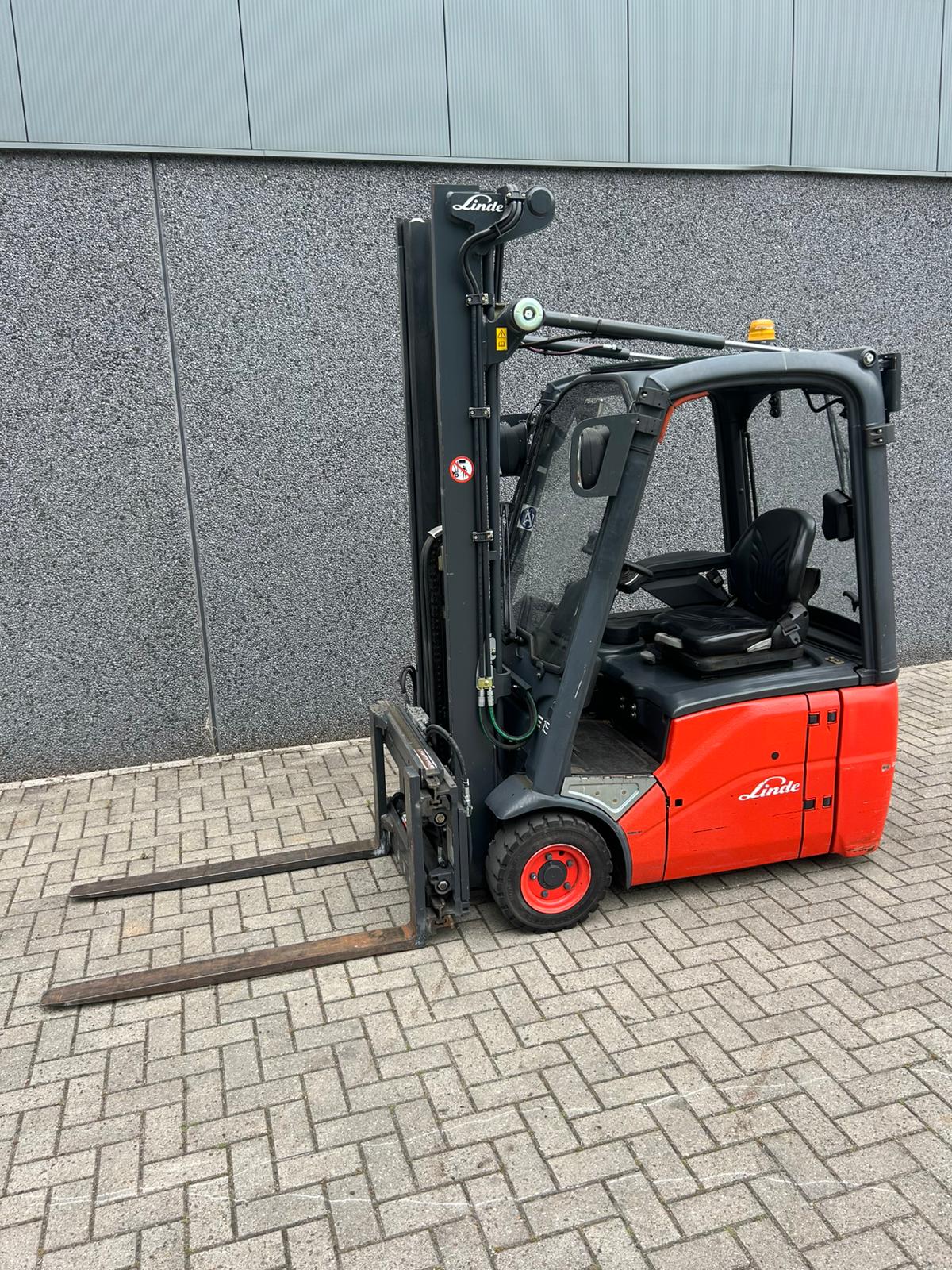 Linde E15-01 elektrische heftruck 1.500 kg uit 2014 – foto 1 van 7