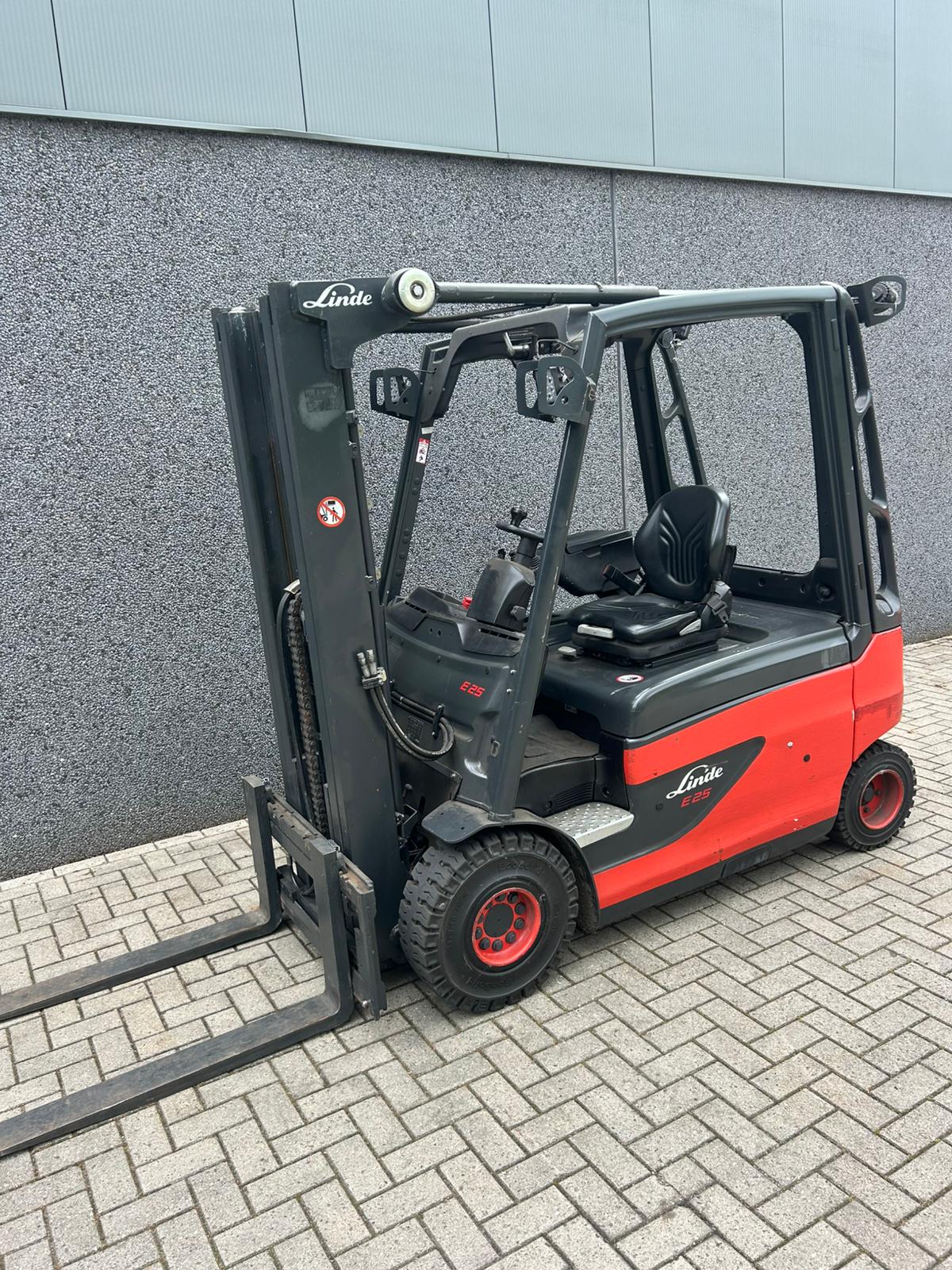 Linde E25L-01 elektrische heftruck 2.500 kg met acculader