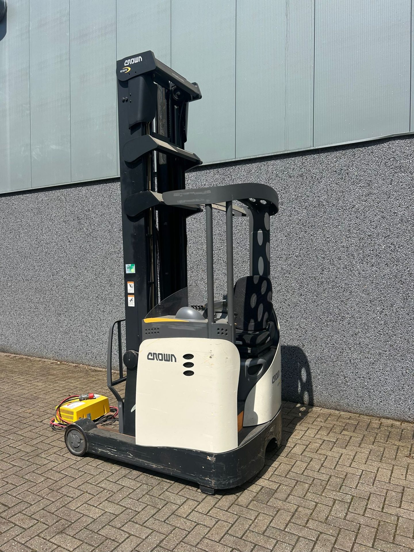 Crown ESR5550 elektrische reachtruck met 8,85 meter hefhoogte – foto 1 van 7