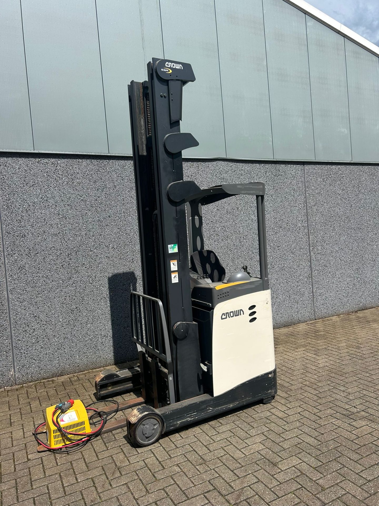 Crown ESR5550 elektrische reachtruck met 8,85 meter hefhoogte – foto 2 van 7